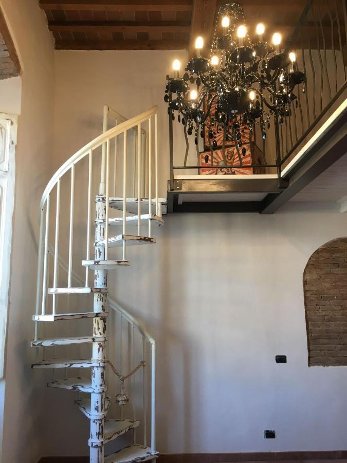 L'Ora Delle Streghe B&B Centralissimo Ліворно Екстер'єр фото